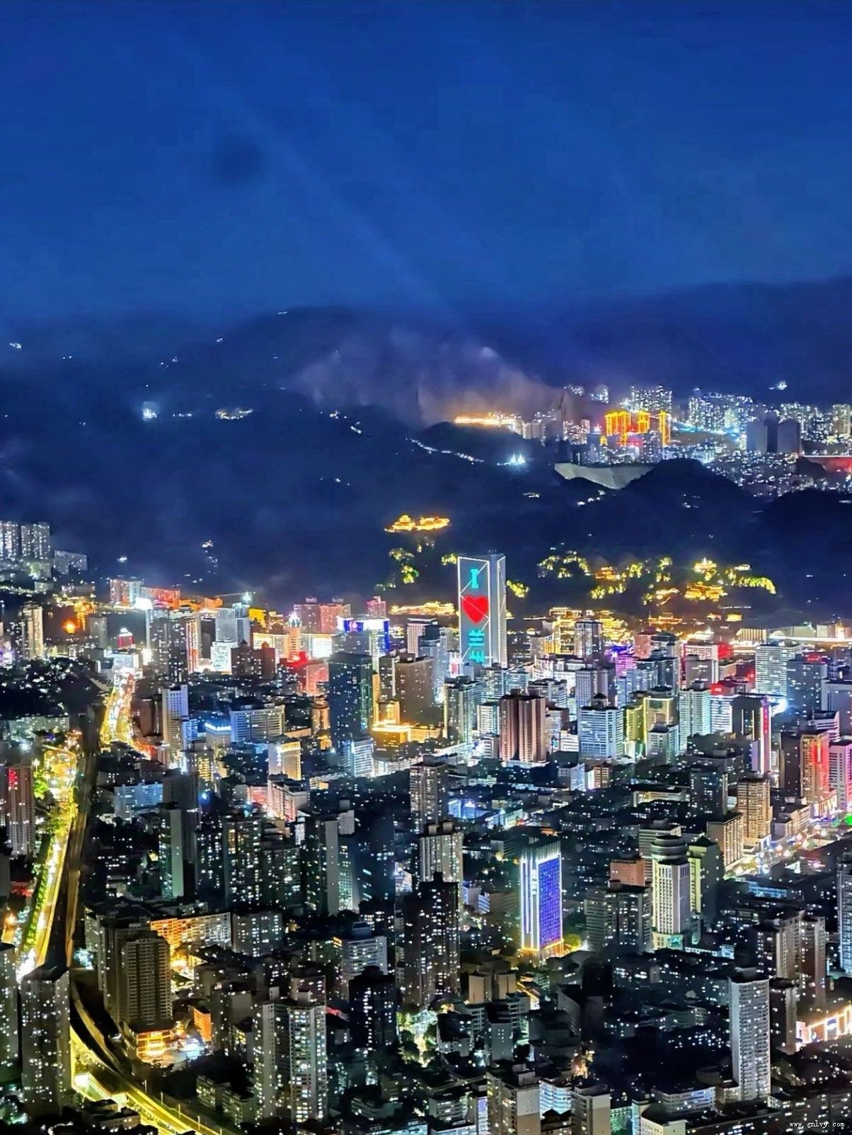 �й���������ĳ��У�����������100�๫���խ������4���ȴ��һ���������������