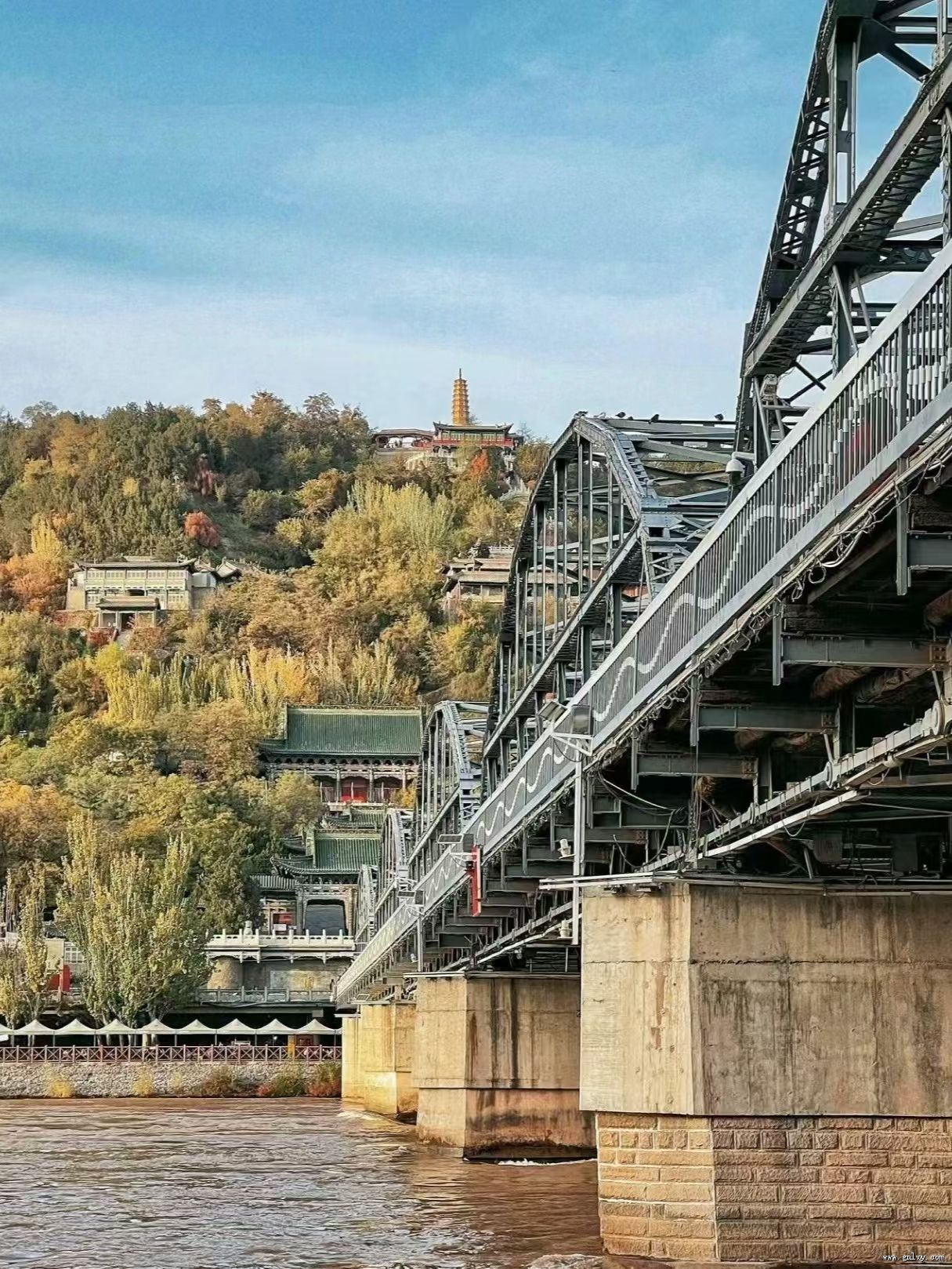 �й���������ĳ��У�����������100�๫���խ������4���ȴ��һ���������������