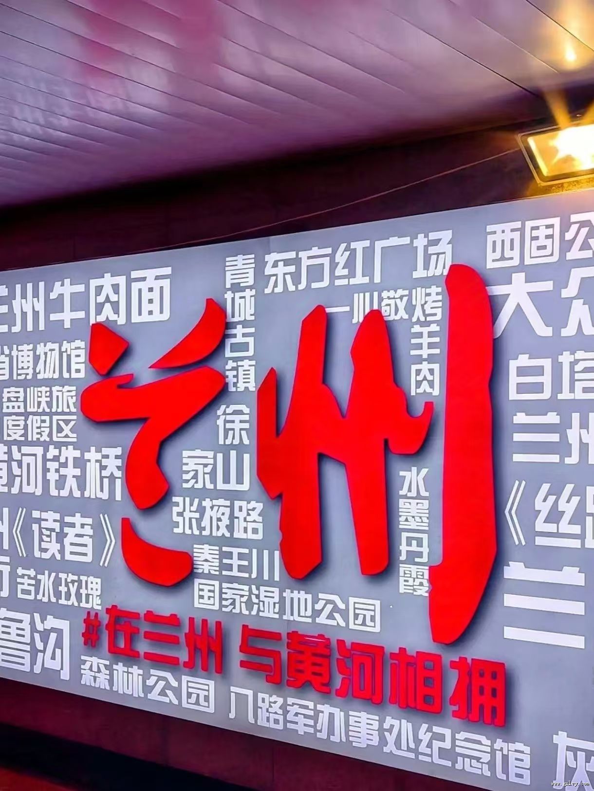 �й���������ĳ��У�����������100�๫���խ������4���ȴ��һ���������������