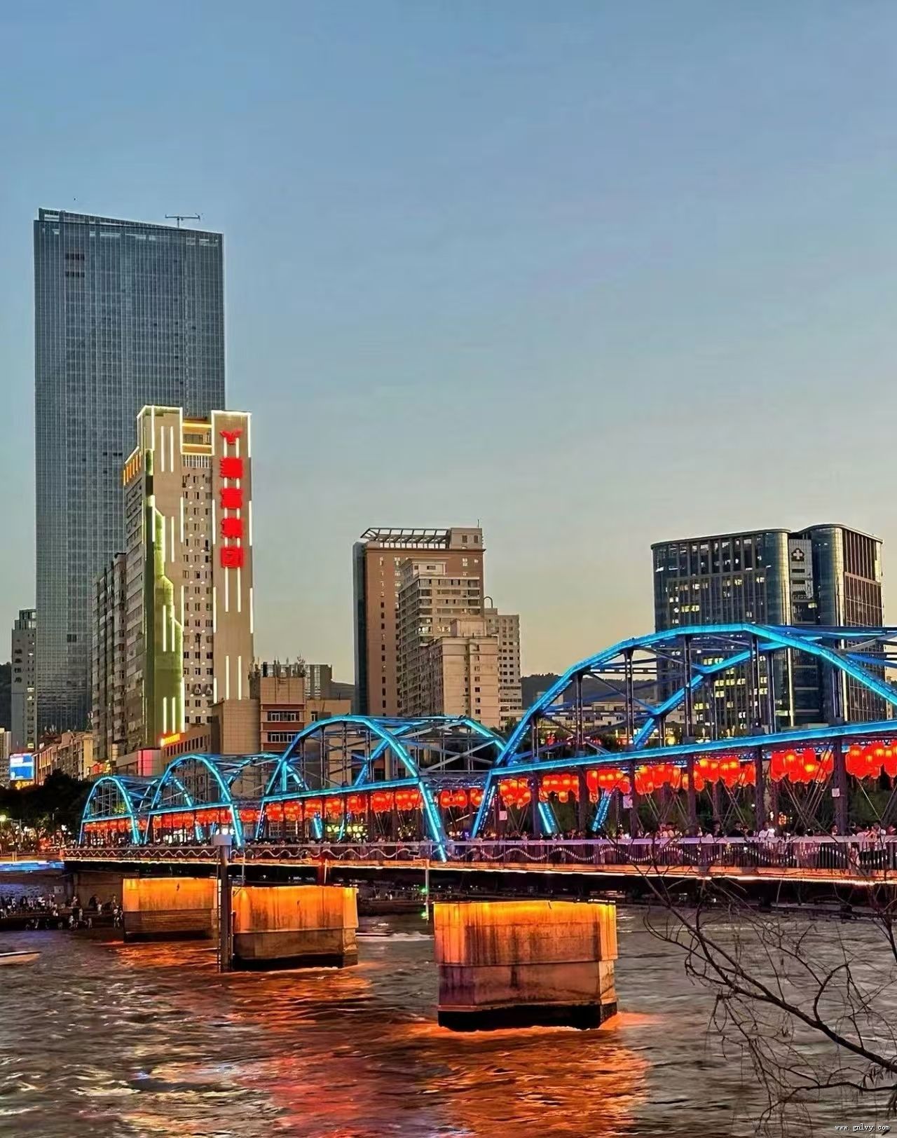 �й���������ĳ��У�����������100�๫���խ������4���ȴ��һ���������������