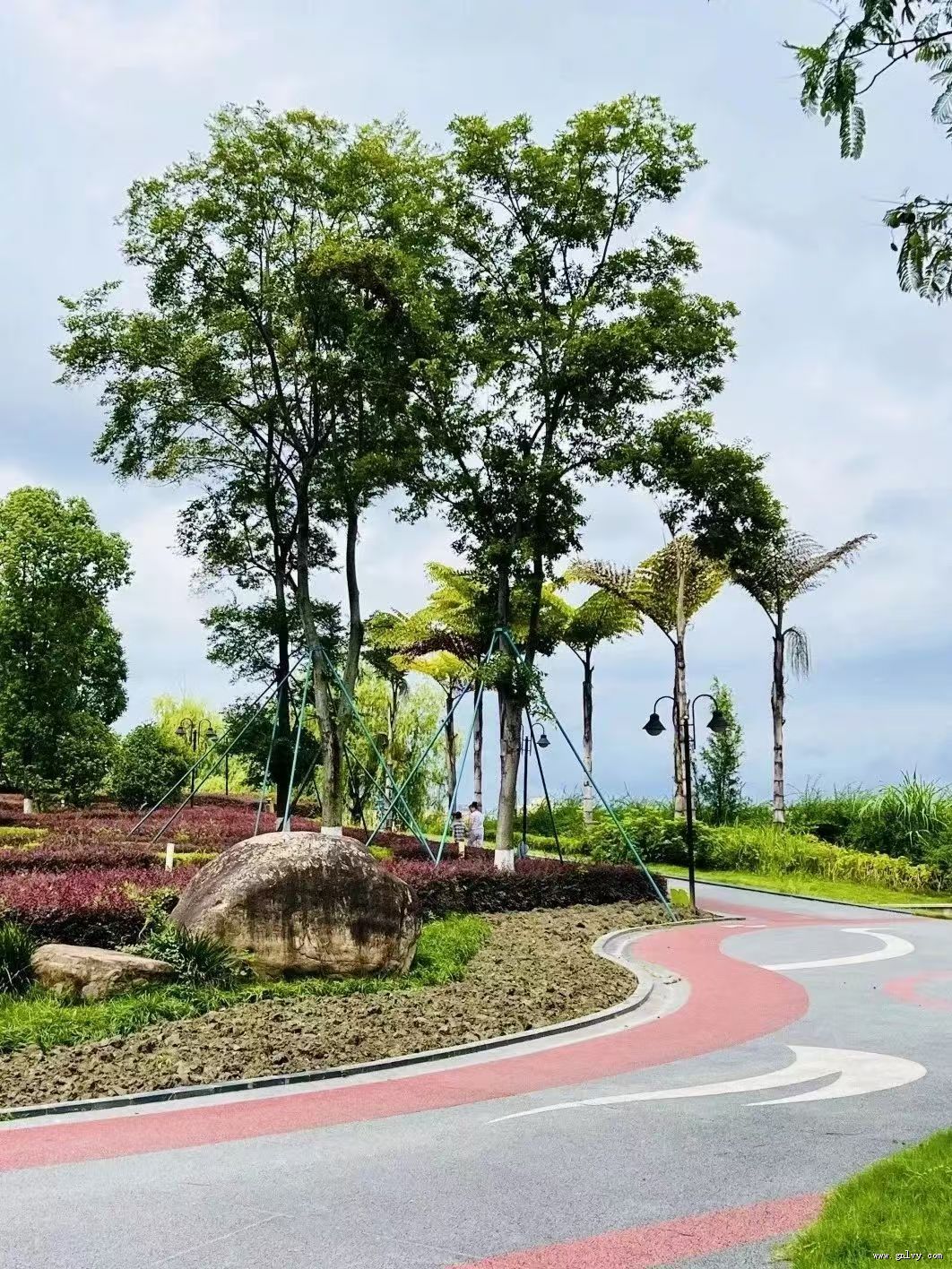 中国最牛的城市,建了14个火车站,3个高铁站和1座飞机场,还是诗仙李白的故 中国最牛的城市,建了14个火车站,3个高铁站和1座飞机场,还是诗仙李白的故