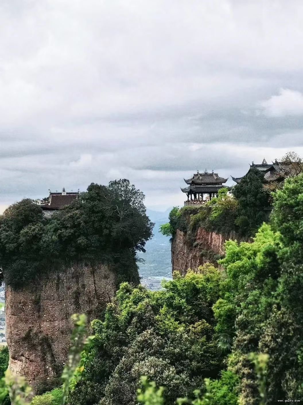 中国最牛的城市,建了14个火车站,3个高铁站和1座飞机场,还是诗仙李白的故 中国最牛的城市,建了14个火车站,3个高铁站和1座飞机场,还是诗仙李白的故